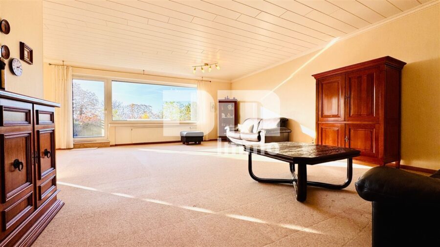 Barrierearme Terrassenwohnung mit Schwimm / Spa-Saunabereich, Garage in gesuchter Lage - Wohn / Essbereich / Zugang Dachterrasse